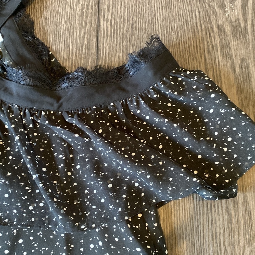 BAR III cold shoulder blouse. Criss-cross neck. Black/white pattern.Size L. - Picture 9 of 15